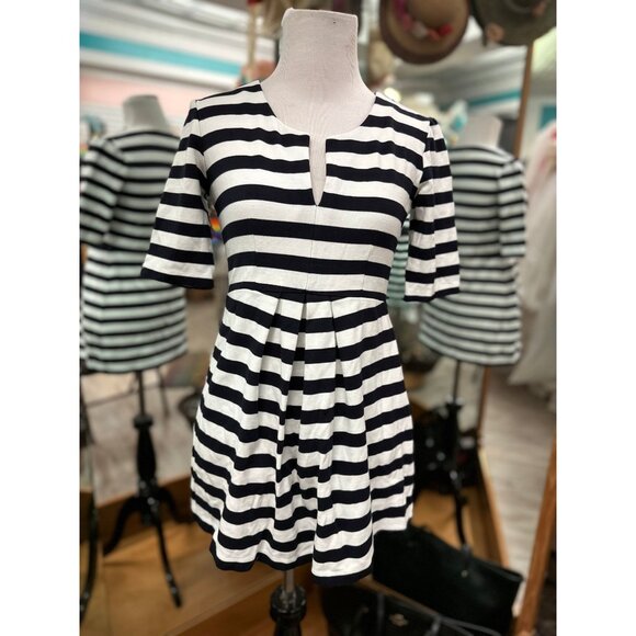 IsabellaOliver Black and White Maternity Top in 1 - Picture 1 of 2